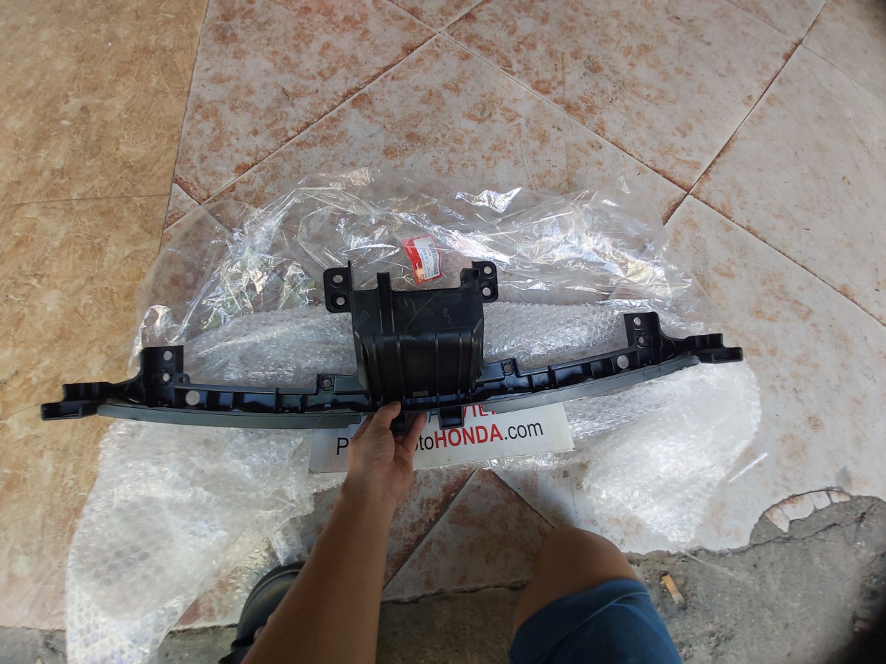 Đế đỡ mặt ca lăng xe Honda CRV